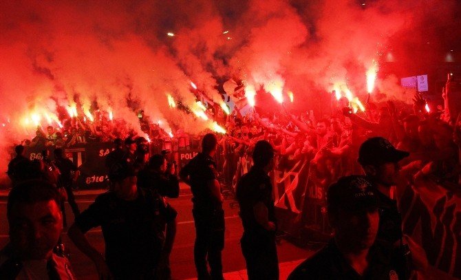 Lider Beşiktaş’a İzmir’de Coşkulu Karşılama