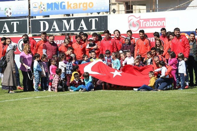 Miniklerden Fenerbahçe Maçı Öncesi Trabzonspor’a Moral