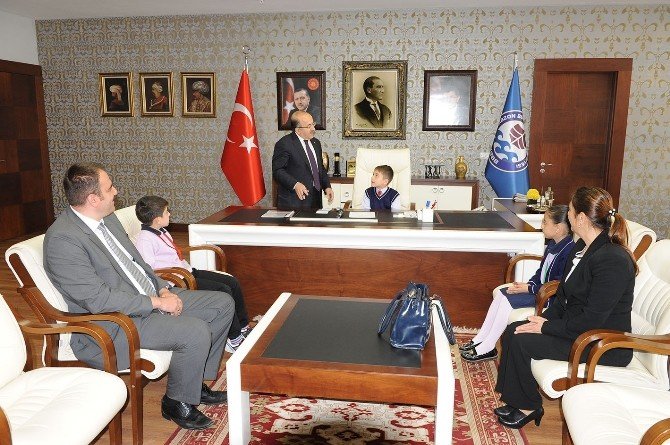 Trabzon’da Çocuk Vali Ve Belediye Başkanları Makamlarına Oturdu
