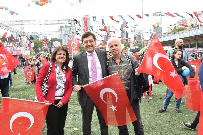 Beşiktaş’ta Çocukların Üzerine 10 Bin Top Ve Balon Yağdı