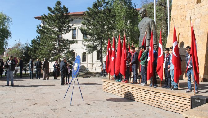Sivas’taki 23 Nisan töreninde çelenk krizi yaşandı