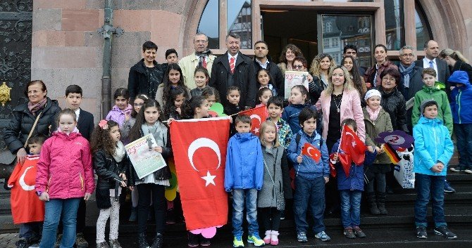 Alman Belediye Başkanı Koltuğunu Türk Öğrenciye Verdi