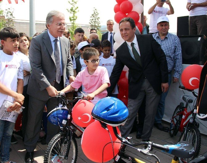 Şahin, Karabük’te Öğrencilere Bisiklet Dağıttı
