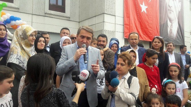 AK Parti İstanbul İl Binası Önünde 23 Nisan Coşkusu