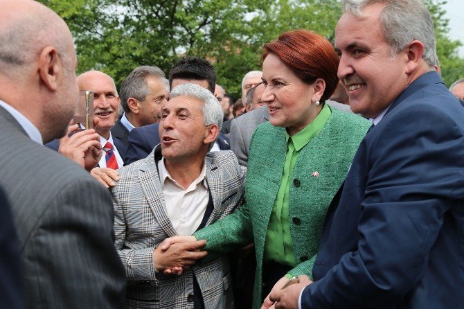 MHP Genel Başkan Adayı Meral Akşener Partilileri Selamladı