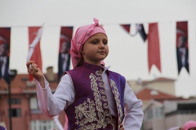 Miniklerden Duygulandıran 23 Nisan Gösterisi