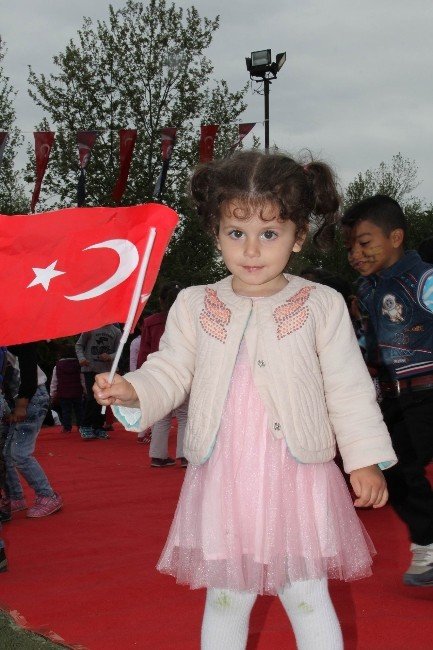 Miniklerden Duygulandıran 23 Nisan Gösterisi