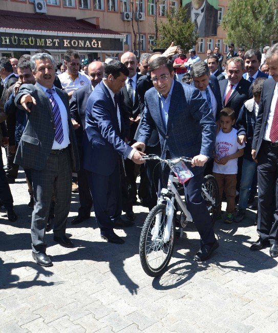 Kalkınma Bakanı Cevdet Yılmaz Bisiklete Binip, Sağlıklı Yaşama Dikkat Çekti