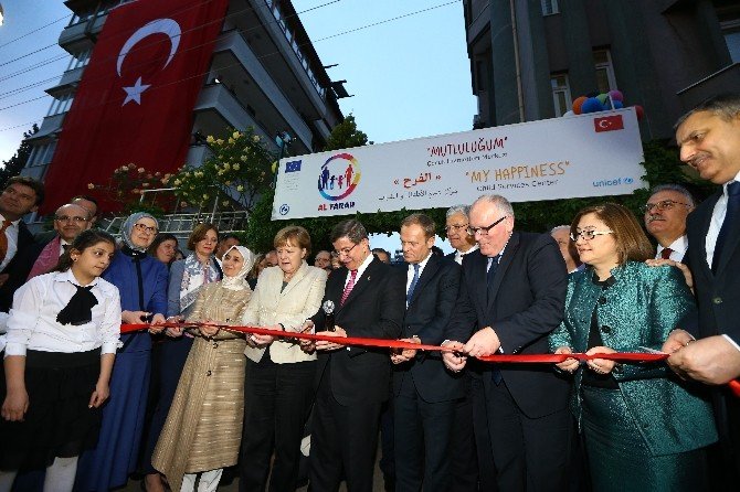 Başbakan Davutoğlu, Merkel’le Birlikte Gaziantep Aile Ve Çocuk Merkezinin Açılışını Gerçekleştirdi