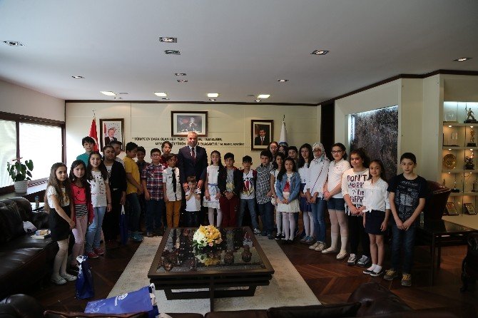 Başkan Zolan’ın Koltuğuna 11 Yaşındaki Şimal Sena Oturdu