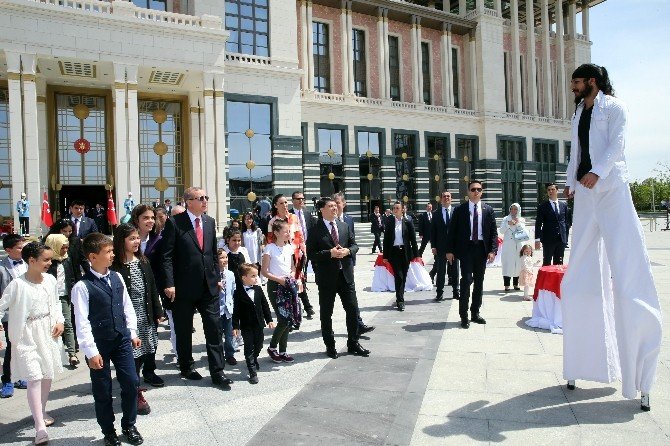 Cumhurbaşkanı Erdoğan, Küçük Konuklarına Külliye’yi Gezdirerek Birlikte Yemek Yedi