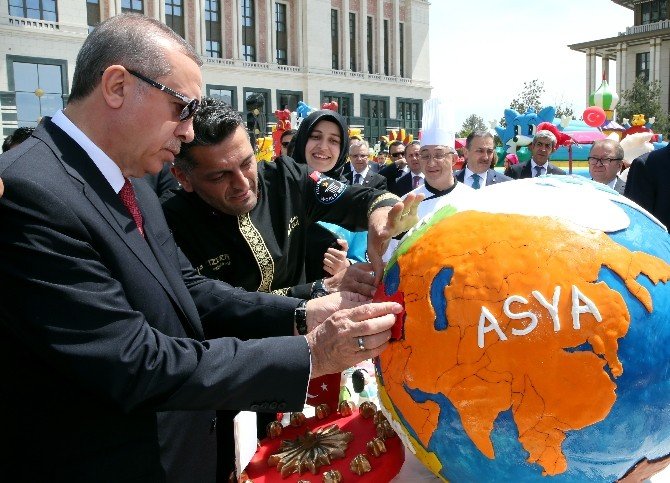 Cumhurbaşkanı Erdoğan, Küçük Konuklarına Külliye’yi Gezdirerek Birlikte Yemek Yedi