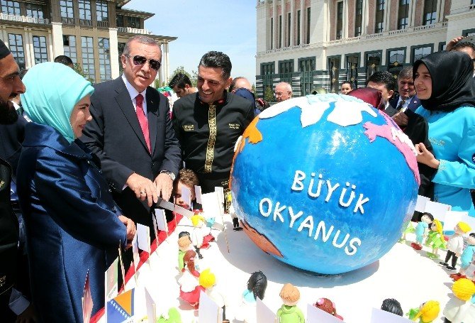 Cumhurbaşkanı Erdoğan, Küçük Konuklarına Külliye’yi Gezdirerek Birlikte Yemek Yedi