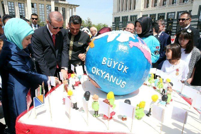 Cumhurbaşkanı Erdoğan, Küçük Konuklarına Külliye’yi Gezdirerek Birlikte Yemek Yedi