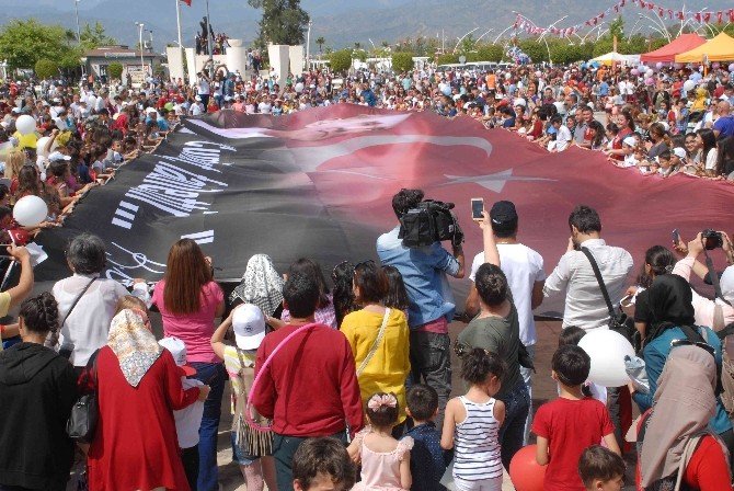 Fethiye’deki Şenlikte Dev Bayrak Açıldı