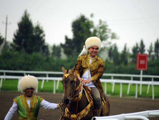 Türkmenistan'da atların güzellik yarışması düzenlendi