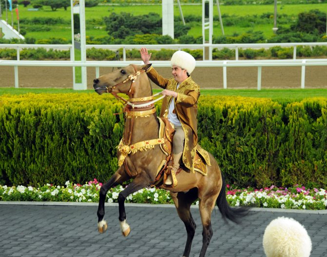 Türkmenistan'da atların güzellik yarışması düzenlendi