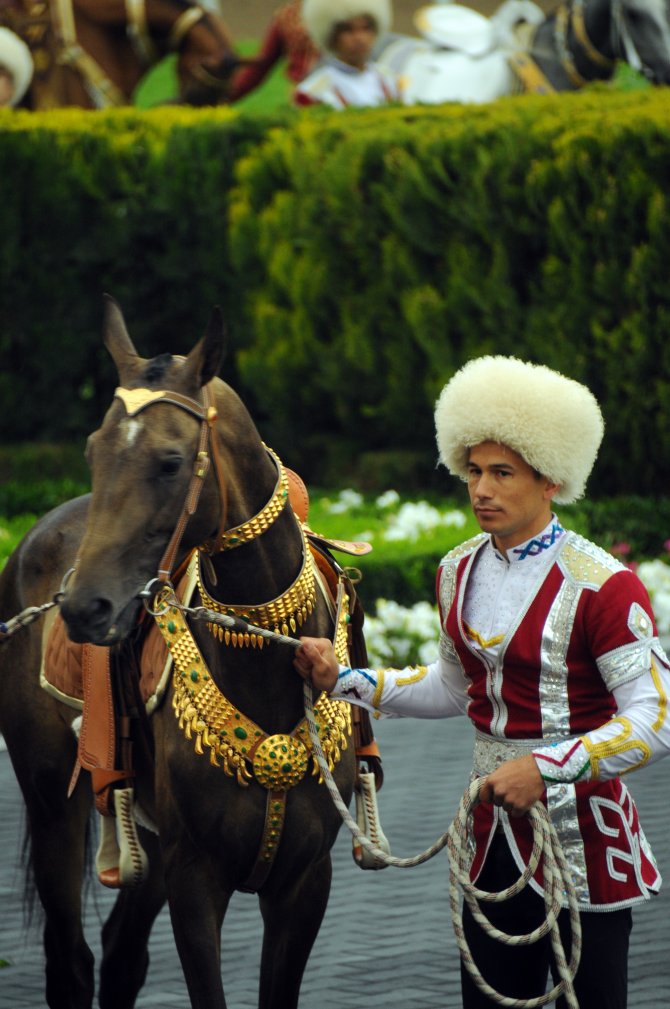 Türkmenistan'da atların güzellik yarışması düzenlendi