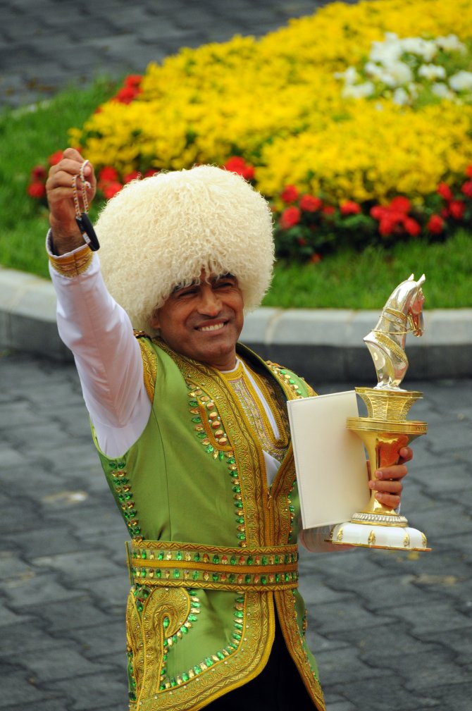 Türkmenistan'da atların güzellik yarışması düzenlendi