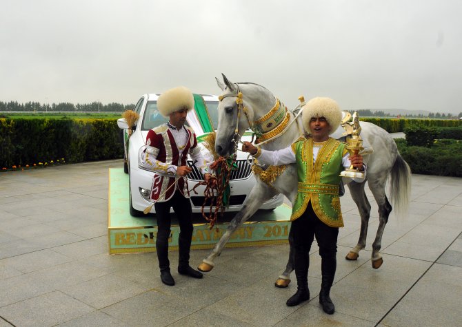 Türkmenistan'da atların güzellik yarışması düzenlendi