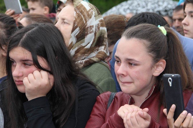 Miniklerden Duygulandıran 23 Nisan Gösterisi