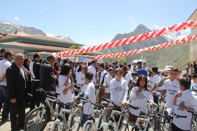 Hakkari’de 733 Öğrenciye Bisiklet Dağıtıldı