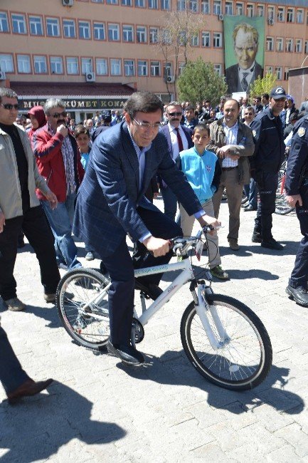 Kalkınma Bakanı Cevdet Yılmaz Bisiklete Binip, Sağlıklı Yaşama Dikkat Çekti