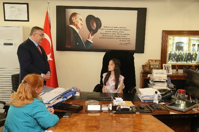 Kırklareli Belediye Başkanı Kesimoğlu, Makam Koltuğunu Çocuklara Bıraktı