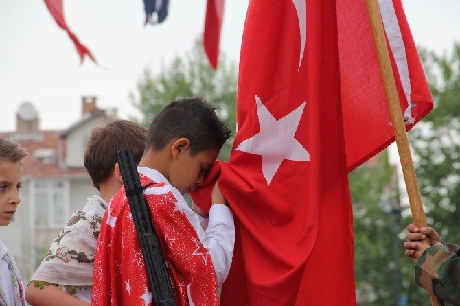 Miniklerden Duygulandıran 23 Nisan Gösterisi