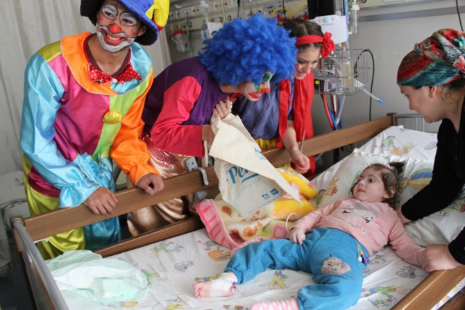 Hastanedeki çocukların 23 Nisan sevinci