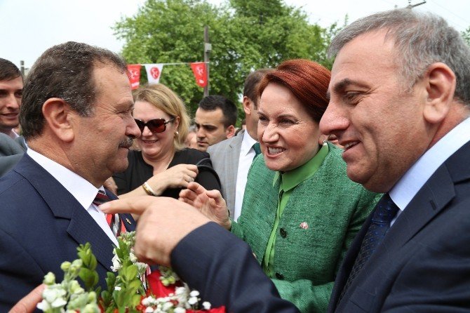 MHP Genel Başkan Adayı Meral Akşener Partilileri Selamladı