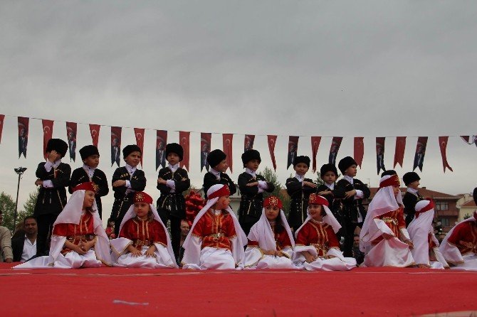 Miniklerden Duygulandıran 23 Nisan Gösterisi