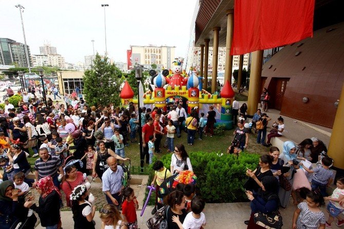 Seyhan Belediyesi’nin 23 Nisan Etkinliğine Binlerce Çocuk Katıldı