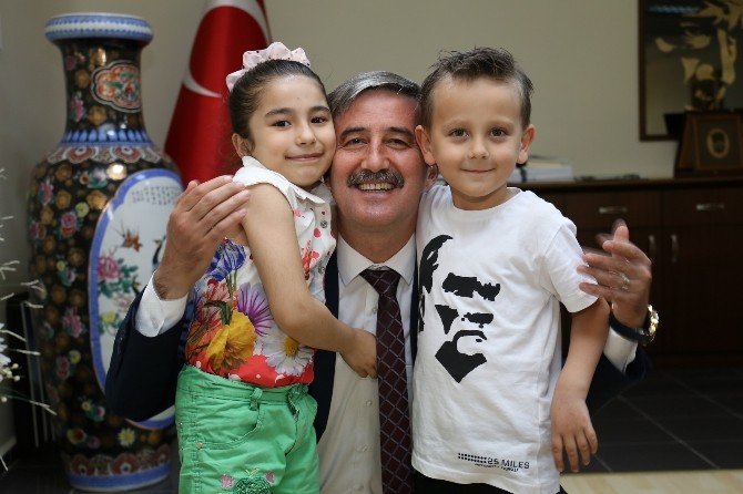 Başkan Şirin, Makamını Zeynepsu Ve Emir’e Teslim Etti