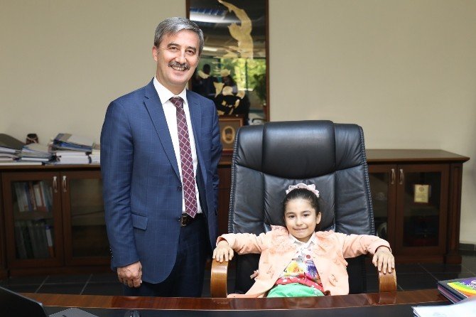 Başkan Şirin, Makamını Zeynepsu Ve Emir’e Teslim Etti