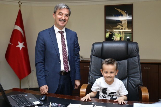 Başkan Şirin, Makamını Zeynepsu Ve Emir’e Teslim Etti