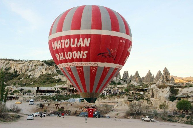 Kapadokya’da Balonlar 23 Nisan İçin Türk Bayraklarıyla Havalandı