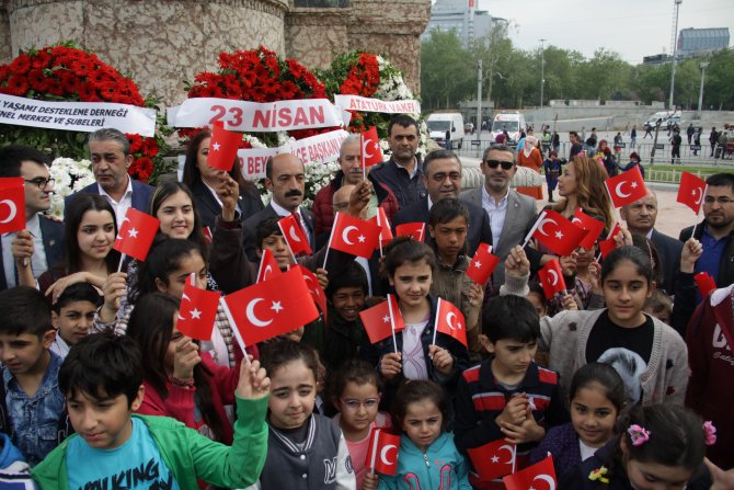 Taksim'de miniklerin 23 Nisan sevinci