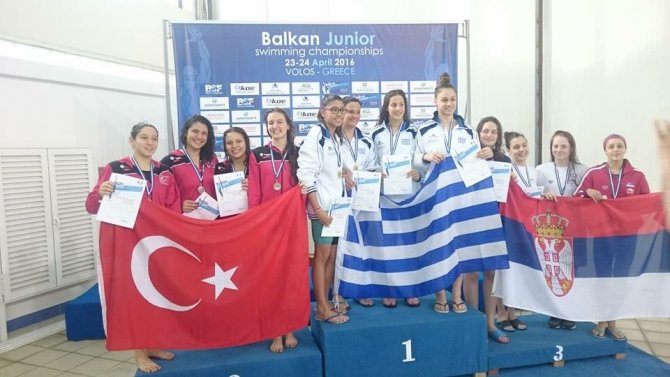 Genç yüzücüler Yunanistan'da madalyaları topladı