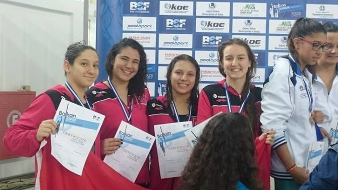 Genç yüzücüler Yunanistan'da madalyaları topladı