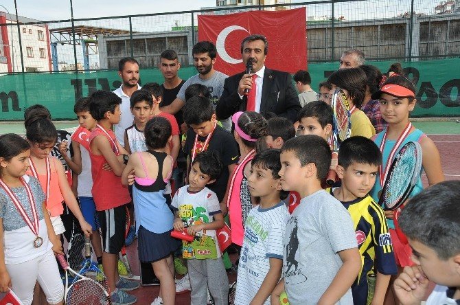Başkan Çetin Çocuklarla Tenis Oynadı