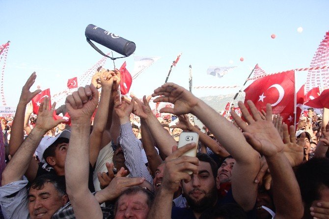 Cumhurbaşkanı Erdoğan Satranç Takımı Dağıttı