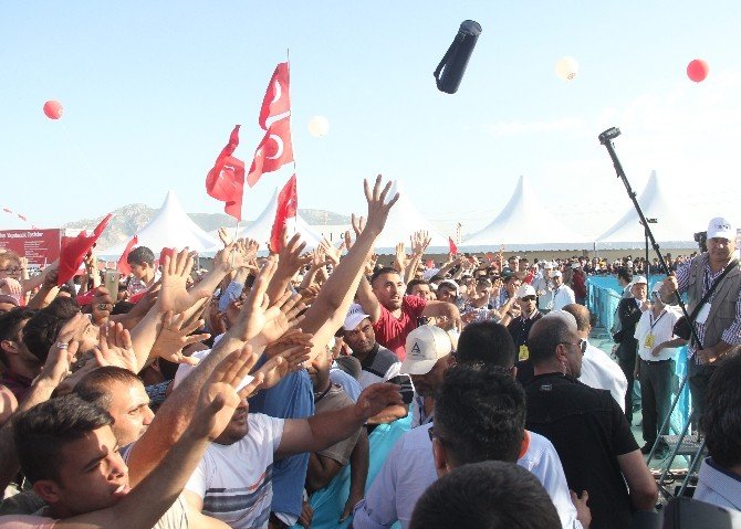 Cumhurbaşkanı Erdoğan Satranç Takımı Dağıttı