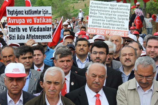 ’Ermeni Soykırımı’ İddialarına Karşı Dev Türk Bayrağıyla Yürüdüler