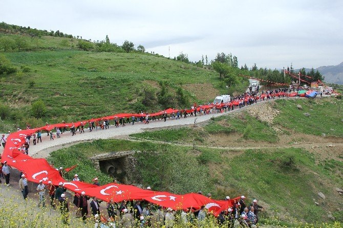 ’Ermeni Soykırımı’ İddialarına Karşı Dev Türk Bayrağıyla Yürüdüler
