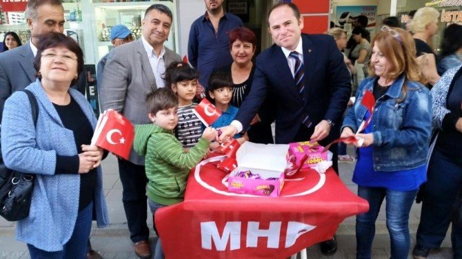 Eskişehir MHP’den Çocuklara Türk Bayrağı