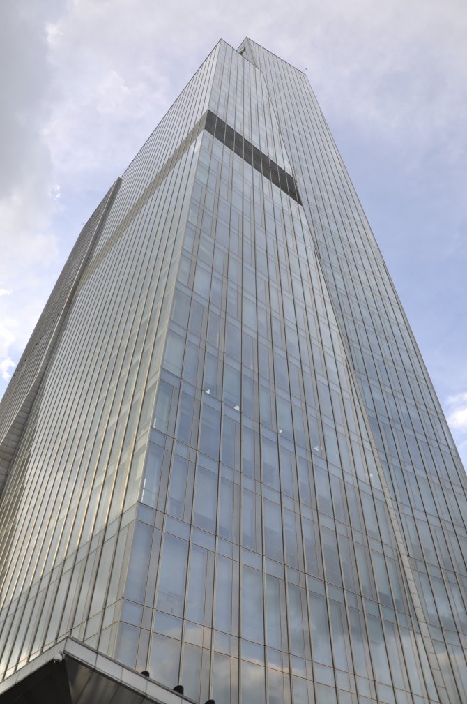 'Örümcek Adam', Kazakistan’ın en yüksek binasına tırmandı