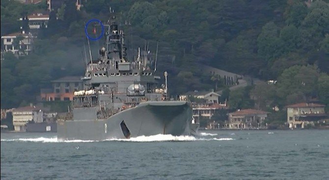 Rus Savaş Gemisi ’Türk Bayrağı’ Dalgalandırarak Geçti