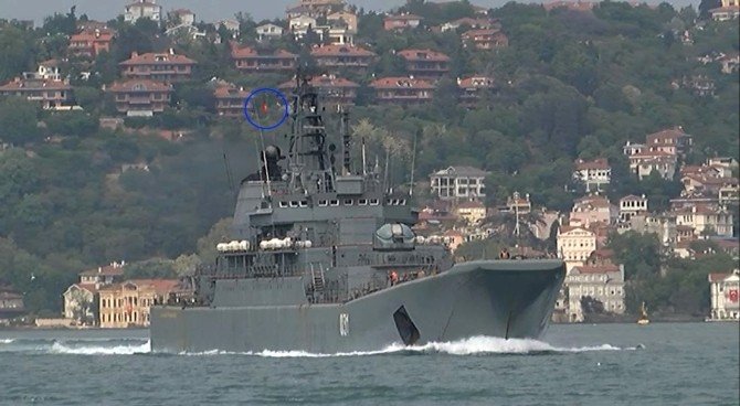 Rus Savaş Gemisi ’Türk Bayrağı’ Dalgalandırarak Geçti