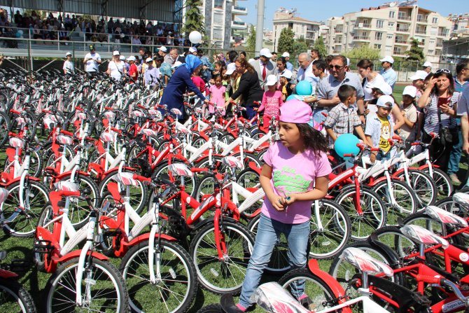 623 çocuğa bisiklet dağıtıldı